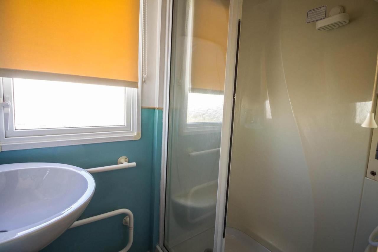 Lovely Caravan With Wifi At Broadland Sands In Suffolk Ref 20035Bs Hotel Hopton on Sea Luaran gambar