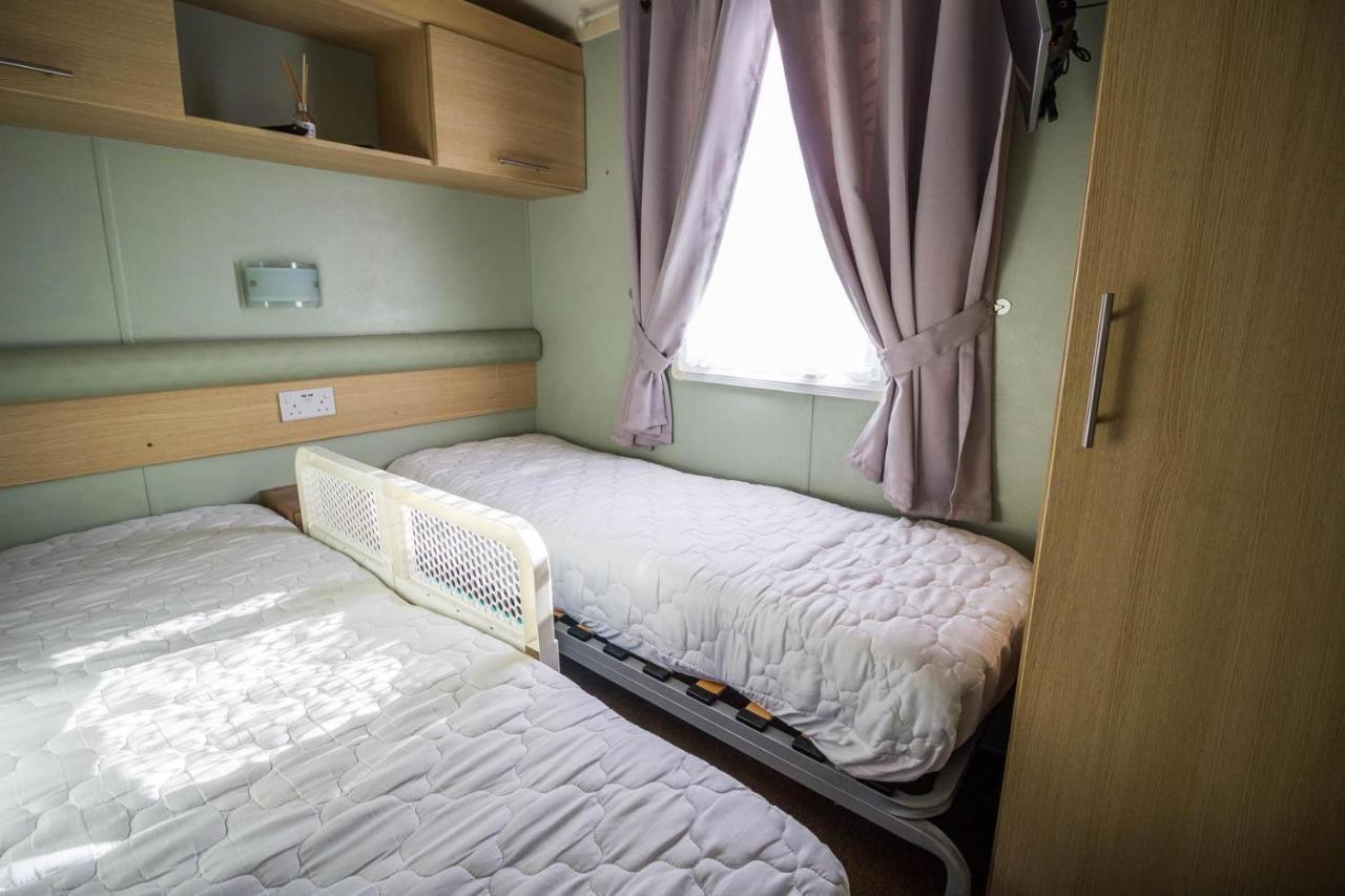 Lovely Caravan With Wifi At Broadland Sands In Suffolk Ref 20035Bs Hotel Hopton on Sea Luaran gambar
